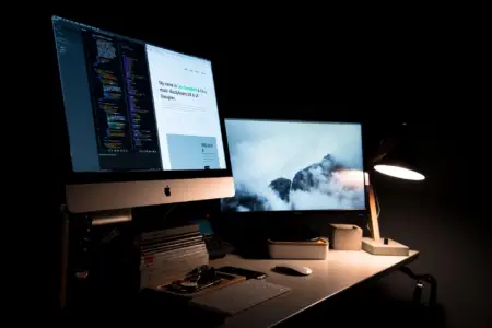 Clean desktop workspace with dual monitors after bloatware-free Windows 11 installation